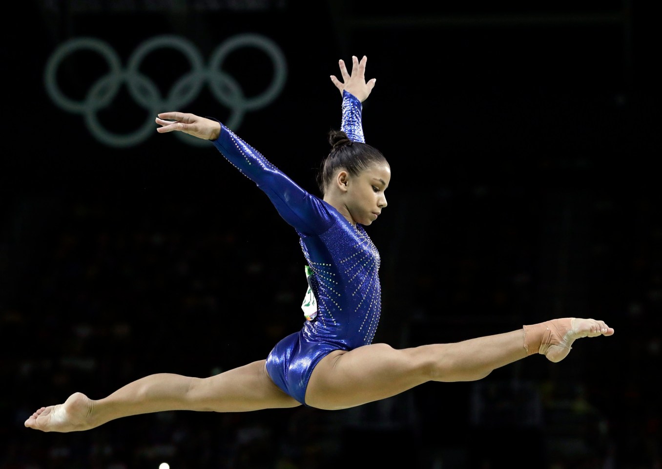 Rio Olympics Artistic Gymnastics Women La brésilienne Flavia Saraiva performe sur la poutre d'équilibre lors de la finale de l'équipe féminine de gymnastique artistique aux Jeux olympiques d'été de 2016 à Rio de Janeiro, au Brésil, le 9 août 2016. (AP Photo / Rebecca Blackwell)