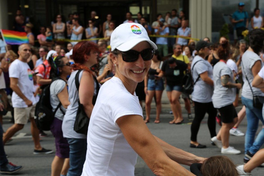 L'olympienne Nadine Rolland lors du défilé de Fierté Montréal, le dimanche 20 août 2017. (Photo: COC/Steve Boudreau)