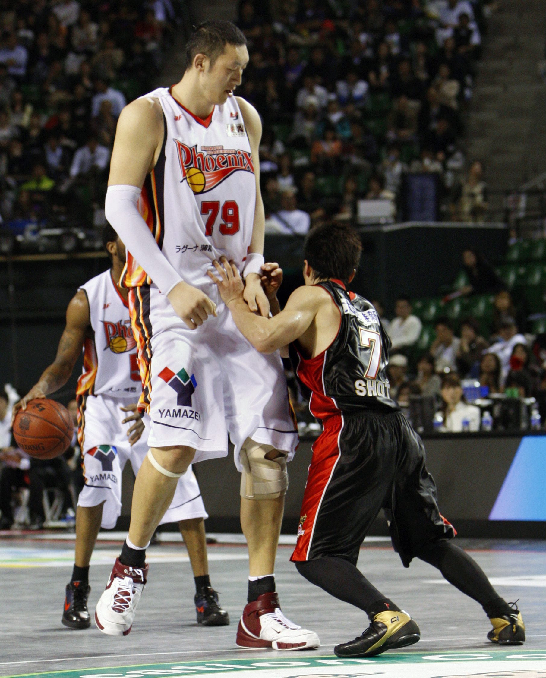 Sun Mingming de l’équipe Hamamatsu Higashimikawa Phoenix bloque Shota Konno d'Osaka Evessa lors d'un match de consolation pour décider de la troisième place de la bj-League à Tokyo, au Japon, le 17 mai 2009. (AP Photo / Shizuo Kambayashi.)