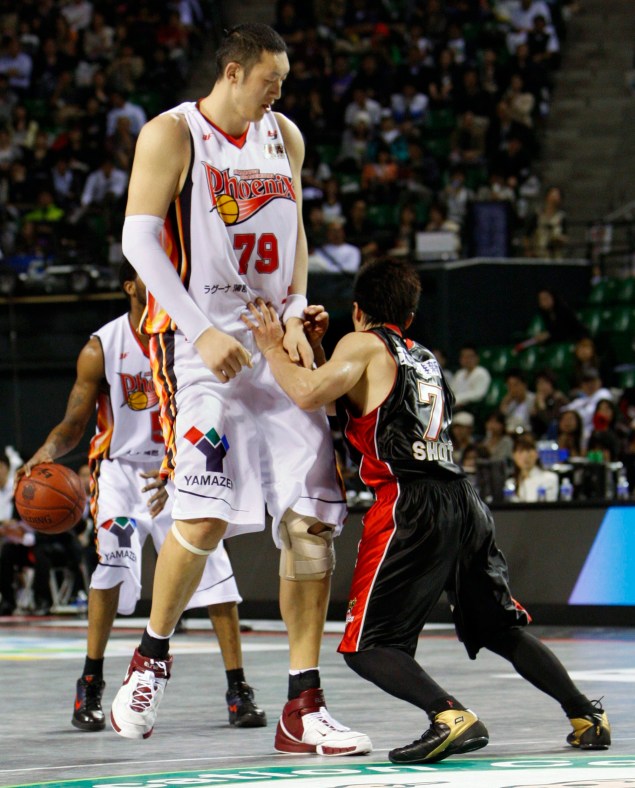 Sun Mingming, Shota Konno Sun Mingming de l’équipe Hamamatsu Higashimikawa Phoenix bloque Shota Konno d'Osaka Evessa lors d'un match de consolation pour décider de la troisième place de la bj-League à Tokyo, au Japon, le 17 mai 2009. (AP Photo / Shizuo Kambayashi.)