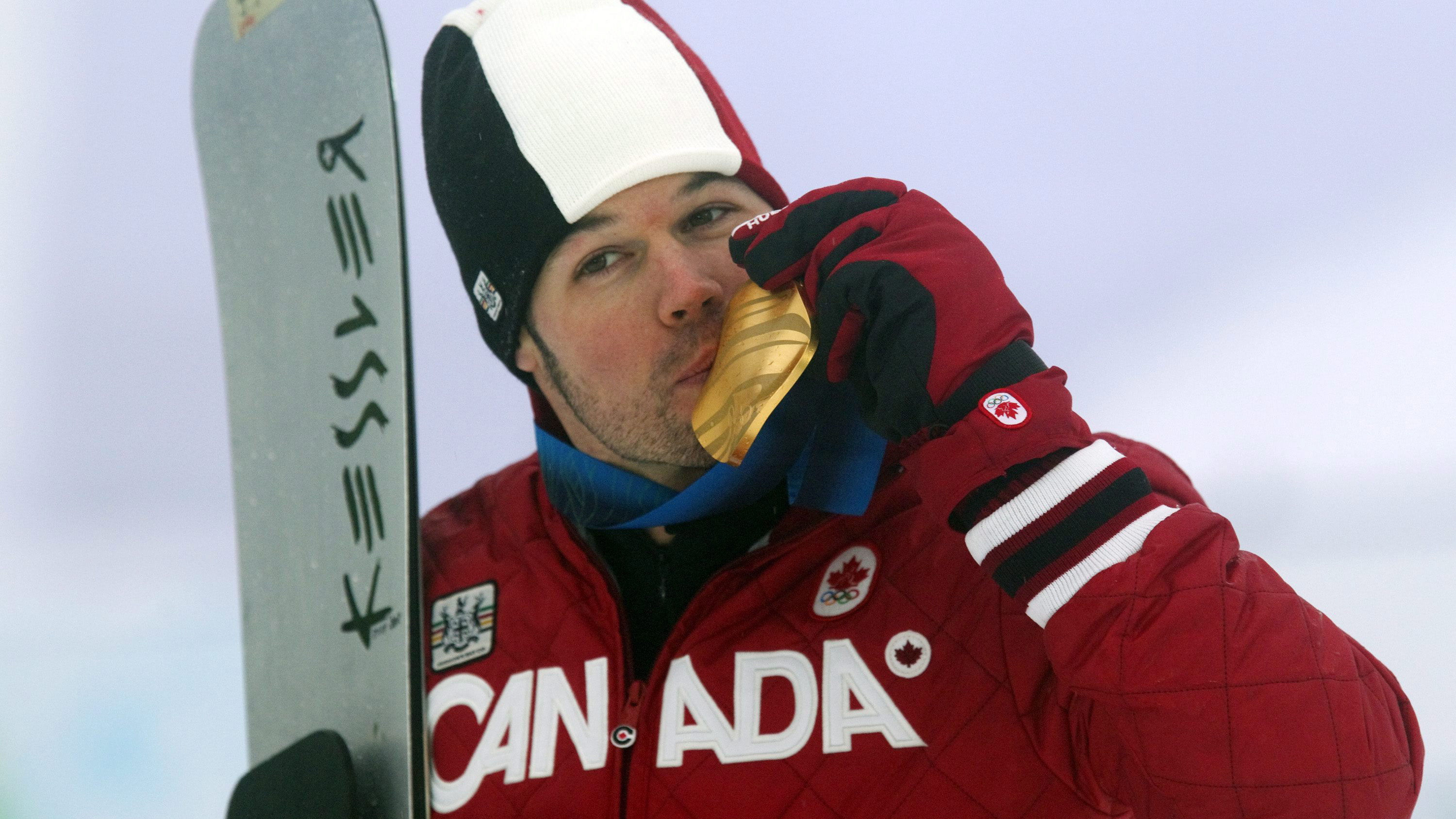 Canada's Jasey Jay Anderson célèbre sa médaille d'or en slalom géant parallèle aux Jeux de Vancouver 2010. THE CANADIAN PRESS/Sean Kilpatrick