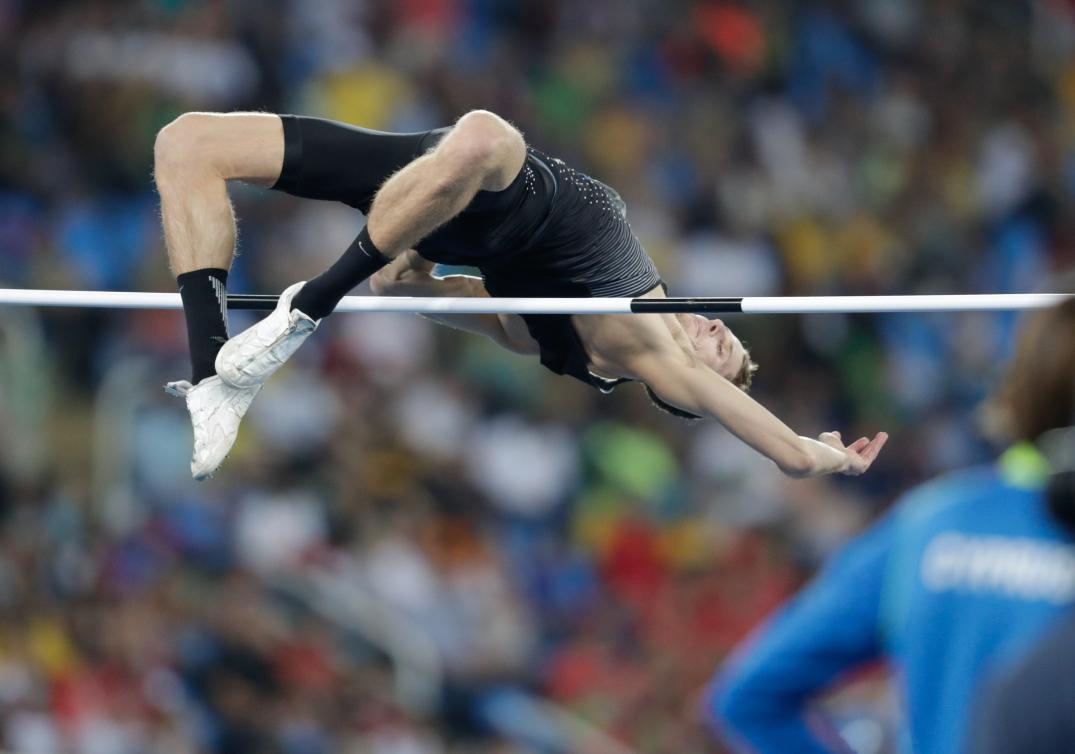 Derek Drouin franchi une barre lors d'un essai de saut en hauteur. 