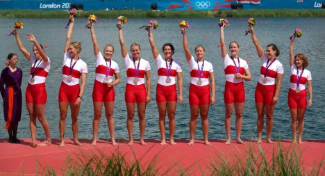 Janine Hanson, Rachelle Viinberg, Krista Guloien, Lauren Wilkinson, Natalie Mastracci, Ashley Brzozowicz, Darcy Marquardt, Andr De gauche à droite, Janine Hanson, Rachelle Viinberg, Krista Guloien, Lauren Wilkinson, Natalie Mastracci, Ashley Brzozowicz, Darcy Marquardt, Andreanne Morin et Lesley Thompson-Willie célèbrent leur médaille d'argent à Eton Dorney aux Jeux olympiques d'été à Londres, en Angleterre, le jeudi 2 août 2012. (LA PRESSE CANADIENNE / Sean Kilpatrick)