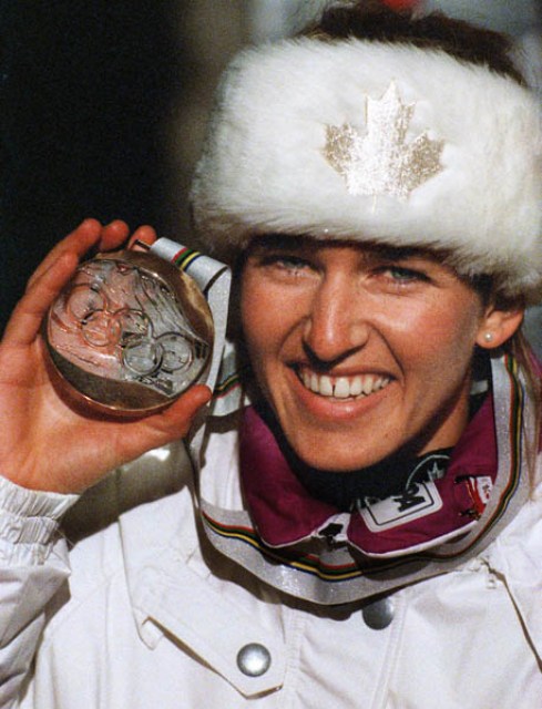 Myriam Bédard du Canada célèbre après avoir remporté une médaille de bronze dans l'épreuve de biathlon aux Jeux olympiques d'hiver d'Albertville de 1992. (PC-Photo/AOC)
