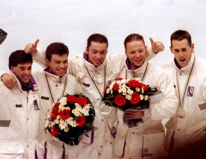De la gauche, l'entraineur Guy Daignault, Michel Daignault, Frederic Blackburn, Sylvain Gagnon et Mark Lackie du Canada célèbrent après avoir remporté une médaille d'argent au relais en patinage vitesse courte pisteaux Jeux olympiques d'hiver d'Albertville de 1992. (PC-Photo/AOC)