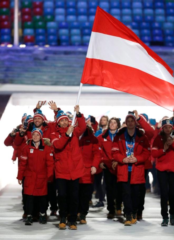 Mario Stretcher d’Autriche porte le drapeau national alors que les athlètes autrichiens font leur entrée lors de la cérémonie d'ouverture des Jeux olympiques d'hiver de 2014 à Sotchi, en Russie, le vendredi 7 février 2014. (AP Photo / Mark Humphrey)