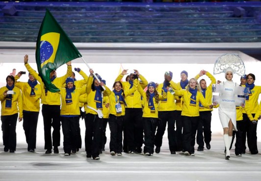 Jaqueline Mourao, du Brésil, porte le drapeau national lors de la cérémonie d'ouverture des Jeux olympiques d'hiver de 2014 à Sotchi, en Russie, le vendredi 7 février 2014. (AP Photo / Mark Humphrey)