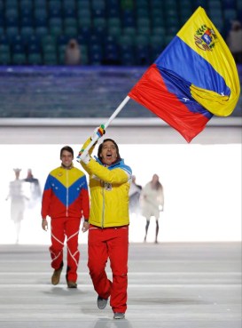 Antonio Pardo du Venezuela porte le drapeau national lors de la cérémonie d'ouverture des Jeux olympiques d'hiver de 2014 à Sotchi, en Russie, le vendredi 7 février 2014. (AP Photo / Mark Humphrey)