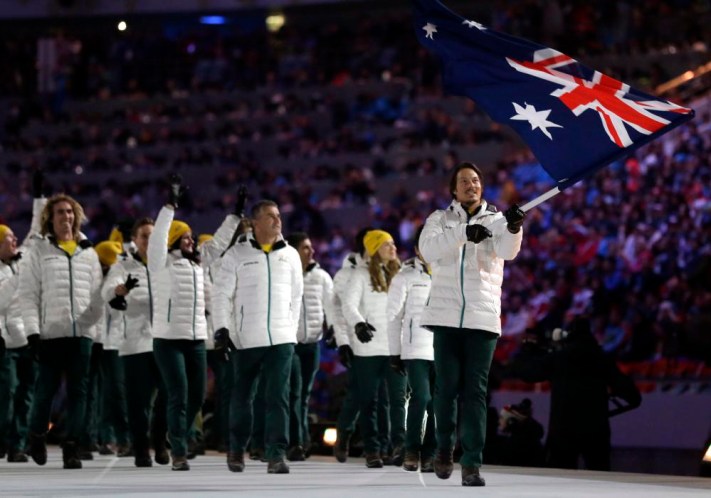 Alex Pullin d’Australie porte le drapeau national lors de la cérémonie d'ouverture des Jeux olympiques d'hiver de 2014 à Sotchi, en Russie, le vendredi 7 février 2014. (AP Photo / Patrick Semansky)