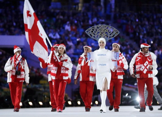 Nino Tsiklauri de Géorgie porte le drapeau géorgien lors de la cérémonie d'ouverture des Jeux olympiques d'hiver de 2014 à Sotchi, en Russie, le vendredi 7 février 2014. (AP Photo / Matt Dunham)
