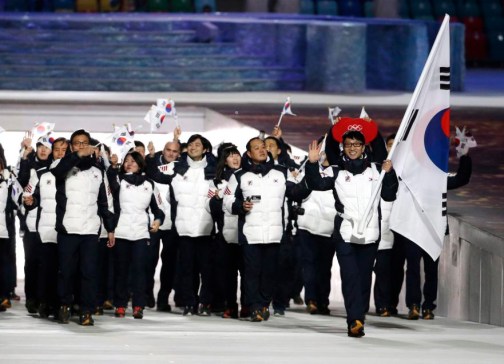 Lee Kyou-Hyuk de Corée du Sud porte le drapeau national alors qu'il mène son équipe lors de la cérémonie d'ouverture des Jeux olympiques d'hiver de 2014 à Sotchi, en Russie, le vendredi 7 février 2014. (AP Photo / Mark Humphrey)
