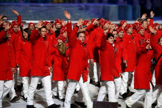 les athlètes de la Suisse saluent les spectateurs lors de la cérémonie d'ouverture des Jeux olympiques d'hiver de 2014 à Sotchi, en Russie, le vendredi 7 février 2014. (AP Photo / Mark Humphrey)