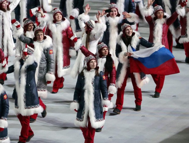 L'équipe de Russie fait son entrée lors de la cérémonie d'ouverture des Jeux olympiques d'hiver de 2014 à Sotchi, en Russie, le vendredi 7 février 2014. (AP Photo / Ivan Sekretarev)