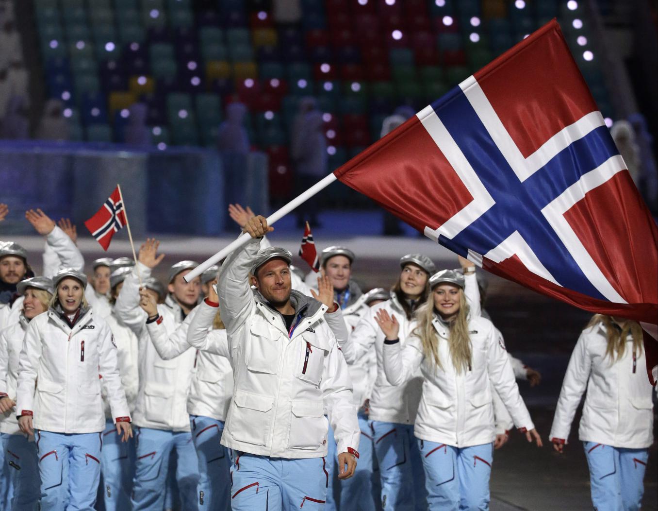 Aksel Lund Svindal de Norvège porte le drapeau national ç lors de la cérémonie d'ouverture des Jeux olympiques d'hiver de 2014 à Sotchi, en Russie, le vendredi 7 février 2014. (AP Photo / Mark Humphrey)