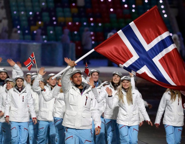 Aksel Lund Svindal de Norvège porte le drapeau national ç lors de la cérémonie d'ouverture des Jeux olympiques d'hiver de 2014 à Sotchi, en Russie, le vendredi 7 février 2014. (AP Photo / Mark Humphrey)