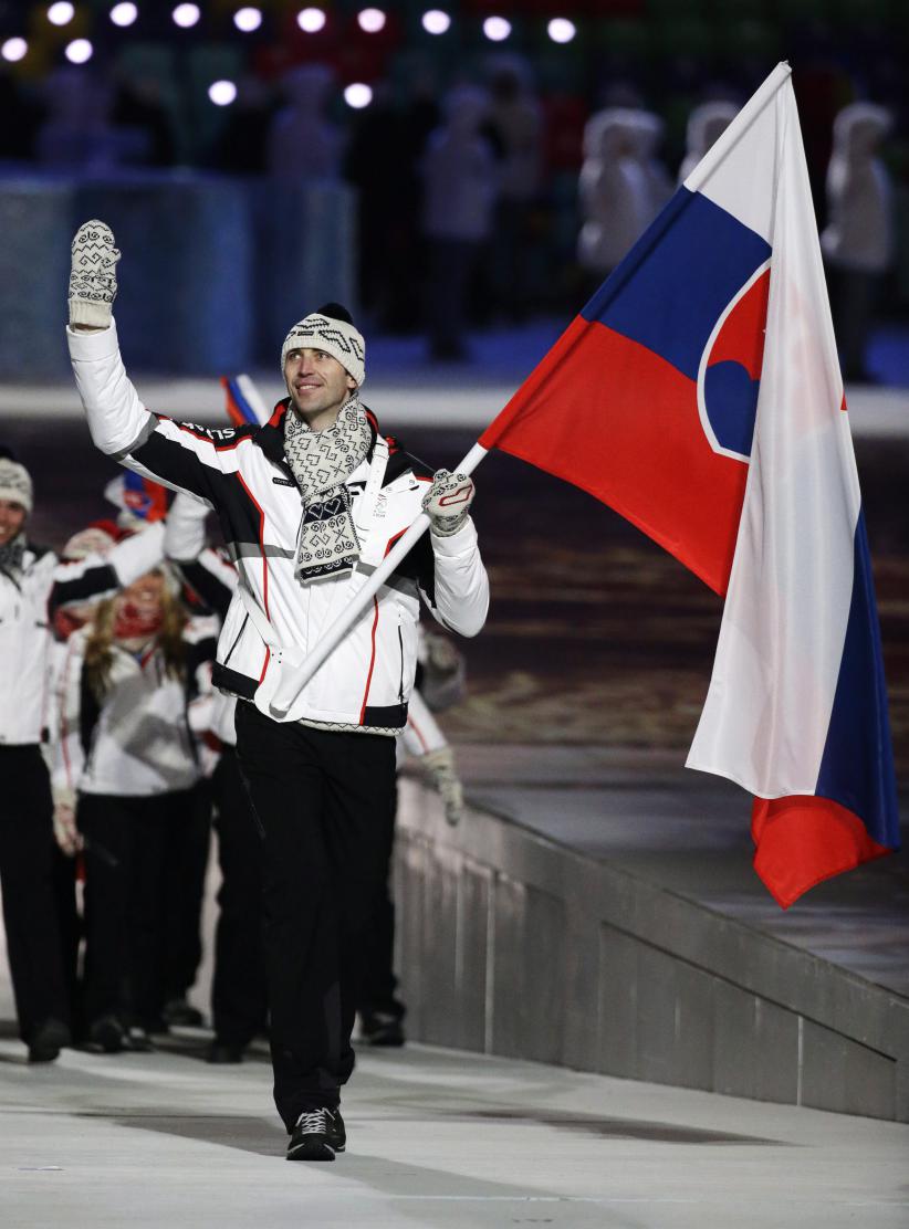 Zdeno Chara salue la foule alors qu’il fait son entrée avec l’équipe slovaque lors de la cérémonie d'ouverture des Jeux olympiques d'hiver de 2014 à Sotchi, en Russie, le vendredi 7 février 2014. (AP Photo / Mark Humphrey)