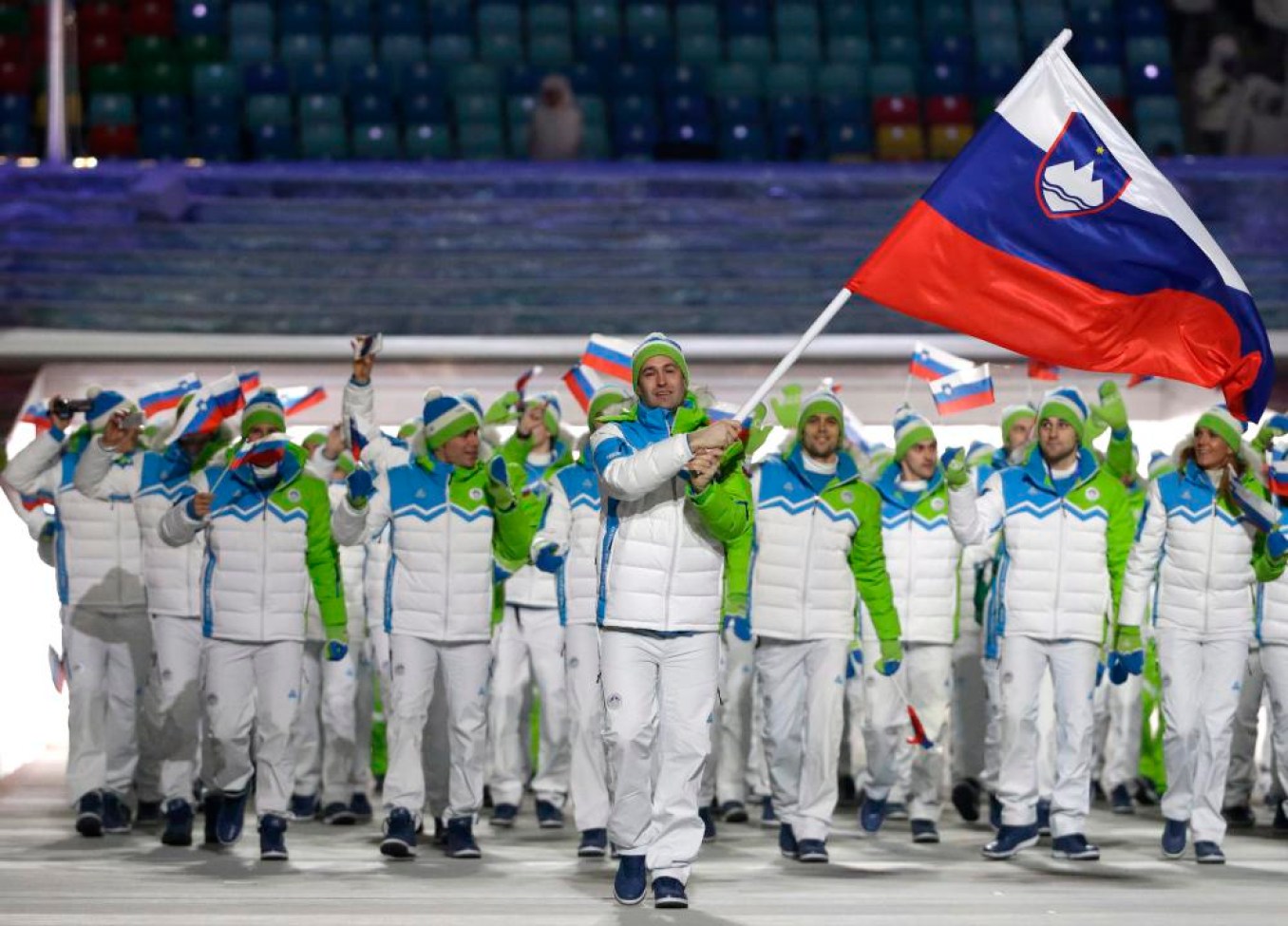Tomaz Razingar de Slovénie porte le drapeau national alors qu'il mène l'équipe lors de la cérémonie d'ouverture des Jeux olympiques d'hiver de 2014 à Sotchi, en Russie, le vendredi 7 février 2014. (AP Photo / Mark Humphrey)