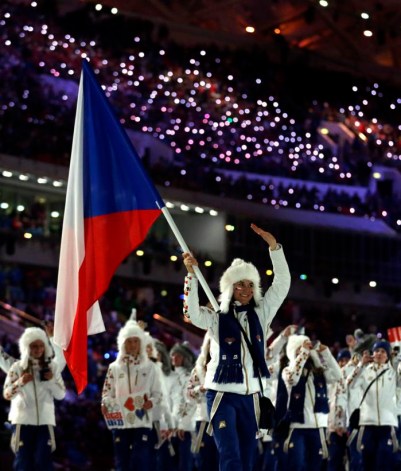 Sarka Strachova de la République tchèque porte le drapeau national lors de la cérémonie d'ouverture des Jeux olympiques d'hiver de 2014 à Sotchi, en Russie, le vendredi 7 février 2014. (AP Photo / Matt Dunham)