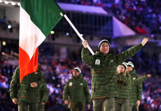 Conor Lyne of Ireland porte le drapeau irlandais lors de la cérémonie d'ouverture des Jeux olympiques d'hiver de 2014 à Sotchi, en Russie, le vendredi 7 février 2014. (AP Photo / Matt Dunham)
