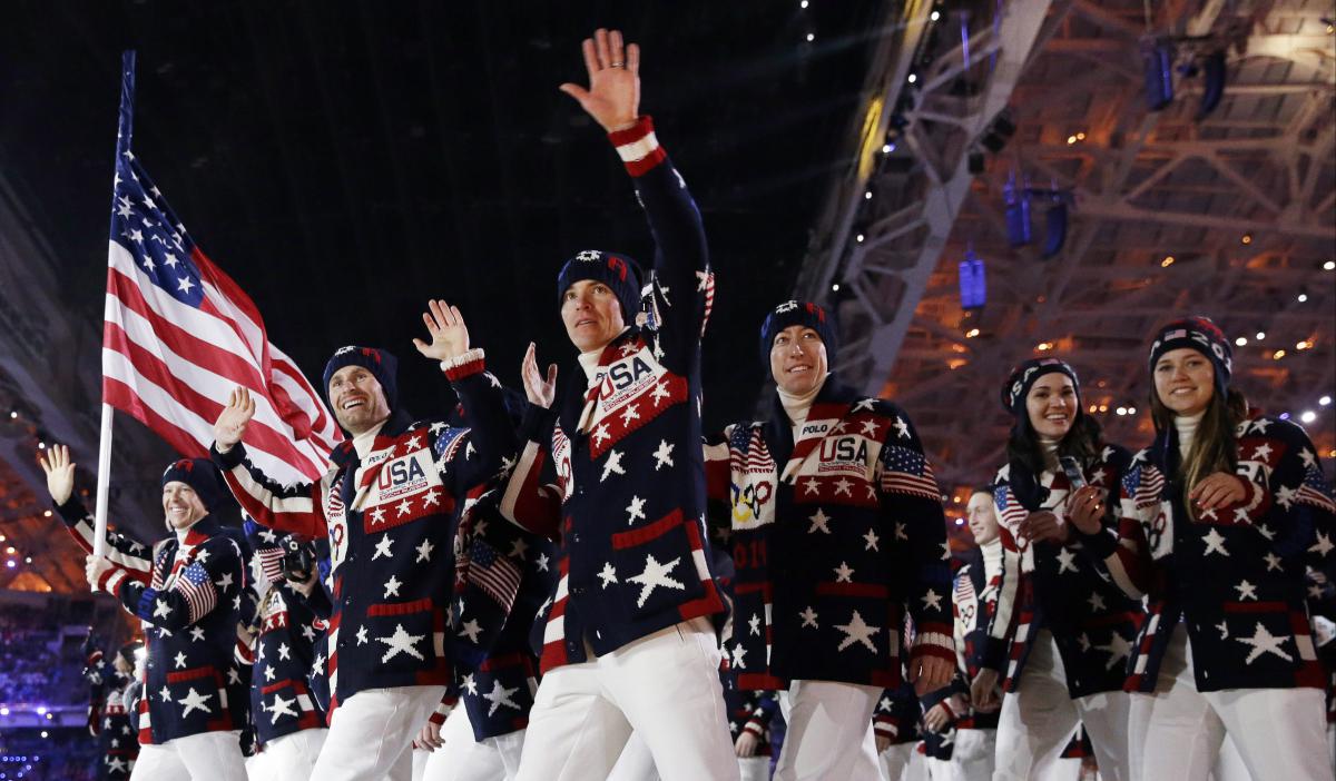 L'équipe des États-Unis fait son entrée lors de la cérémonie d'ouverture des Jeux olympiques d'hiver de 2014 à Sotchi, en Russie. L'amour de Ralph Lauren pour le drapeau américain et le style américain lui ont valu d'importants honneurs. (AP Photo / Patrick Semansky, fichier)