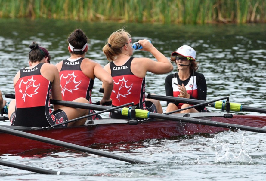Lesley Thompson-Willie Lesley Thompson-Willie, barreuse olympique canadienne du Canada, discute avec son équipe au cours d'une séance d'aviron à Lagoa, à Rio de Janeiro, au Brésil, le jeudi 4 août 2016. (LA PRESSE CANADIENNE / Sean Kilpatrick)