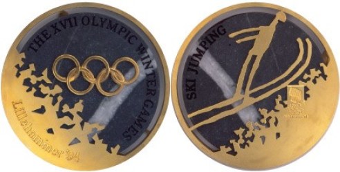 La médaille de l'épreuve du saut à ski aux Jeux olympiques de Lillehammer 1994. (Photo : BBC News)