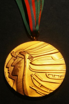 La médaille d'or accordée à Bonnie Blair Cruikshank pour avoir remporté l'épreuve du 500 m en patinage de vitesse féminin aux Jeux olympiques de Calgary 1988. (AP Photo / Tina Fineberg)