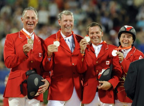 Beijing Olympics Equestrian Team Show Jumping L'équipe canadienne de saut d'obstacles, de gauche à droite, Mac Cone, Ian Millar, Eric Lamaze et Jill Henselwood, avec leur médaille d'argent dans la compétition de saut d'obstacles de l'équipe équestre lors des Jeux olympiques de 2008 à Hong Kong, le lundi 18 août 2008. Photo AP / Susan Walsh)