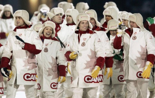 L'équipe olympique canadienne fait son entrée dans le stade lors de la cérémonie d'ouverture des Jeux olympiques d'hiver de Turin 2006 à Turin, en Italie, le vendredi 10 février 2006. (Photo PC / Paul Chiasson)