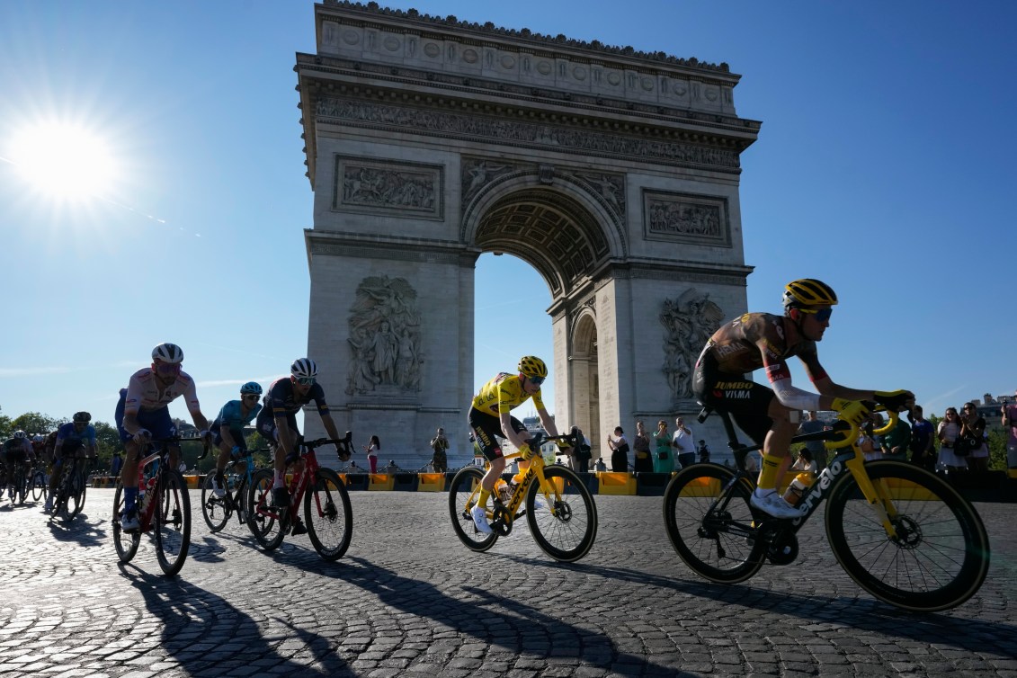 Des cyclistes du Tour de France près de l'Arc de triomphe.