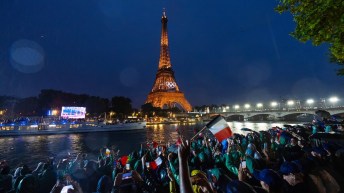 La Tour Eiffel illuminée avec les anneaux olympiques.