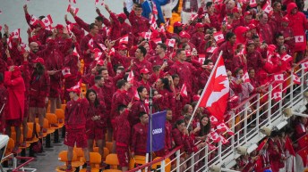 Les athlètes d'Équipe Canada en bateau sur la Seine.