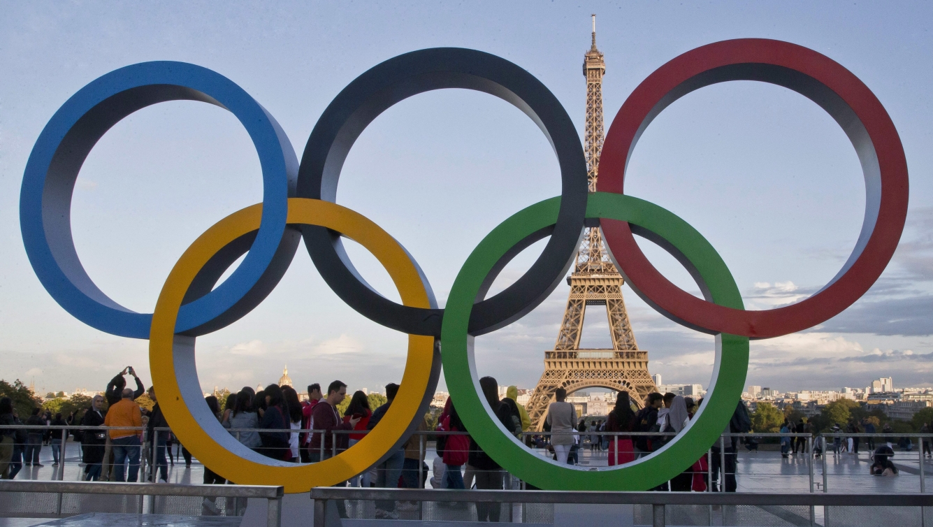 Les anneaux olympiques avec la Tour Eiffel à l'arrière plan. 
