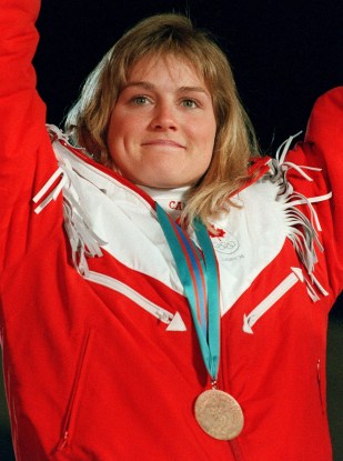 Karen Percy du Canada célèbre sa médaille de bronze en ski alpin aux Jeux olympiques d'hiver de Calgary de 1988. (Photo PC/ AOC)