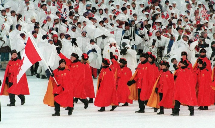 Le patineur canadien Kurt Browning porte le drapeau alors lors de la cérémonie d'ouverture pour les XVIIe Jeux olympiques de Lillehammer le 12 février 1994. LA PRESSE CANADIENNE / Ron Poling