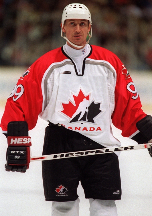 Wayne Gretzky debout sur la glace.
