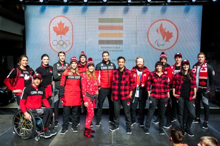 DSC_2880-2 Marie-Michèle Gagnon, Brendan Green, Marielle Thompson, Taylor Henrich, Gilmore Junio, Kelsey Serwa, Max Parrot, John Morris, Rachel Homan, Dustin Cook, Chris Klebl, John Leslie, Brian Mckeever, Graham Nishikawa et Michelle Salt lors du dévoilement de la collection d'Équipe Canada pour PyeongChang 2018, à Toronto, le 3 octobre 2017. (Photo : COC)