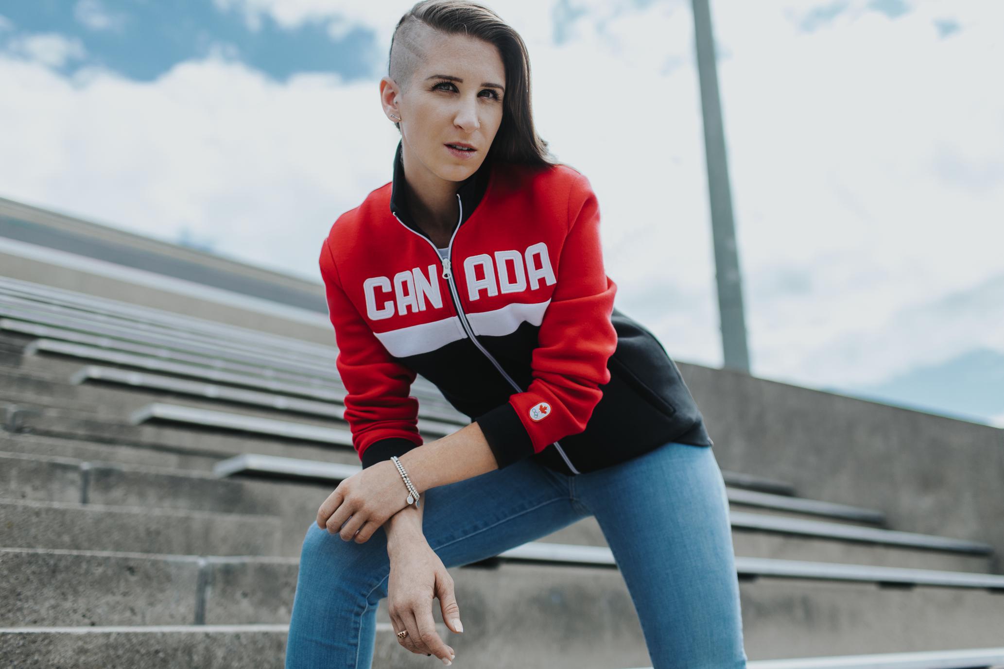 Ivanie Blondin vêtu de la collection officielle Équipe Canada de La Baie d'Hudson pour PyeongChang 2018.