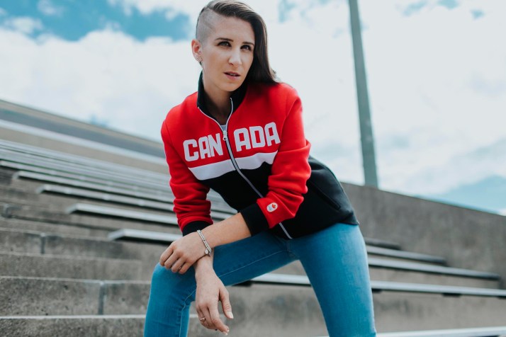 Ivanie Blondin vêtu de la collection officielle Équipe Canada de La Baie d'Hudson pour PyeongChang 2018.