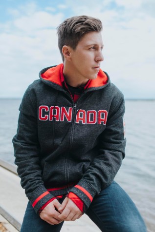 Travis Gerrits vêtu de la collection officielle Équipe Canada de La Baie d'Hudson pour PyeongChang 2018.