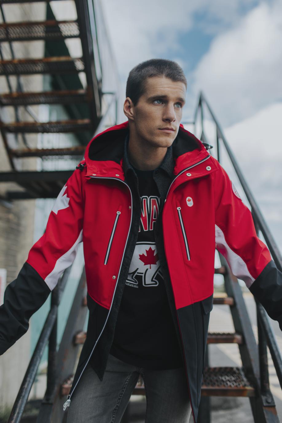Max Parrot vêtu de la collection officielle Équipe Canada de La Baie d'Hudson pour PyeongChang 2018.