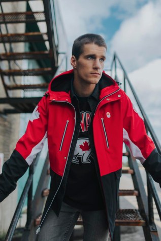 Max Parrot vêtu de la collection officielle Équipe Canada de La Baie d'Hudson pour PyeongChang 2018.