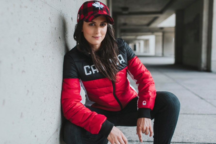 Kelsey Serwa vêtu de la collection officielle Équipe Canada de La Baie d'Hudson pour PyeongChang 2018.
