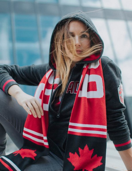 Erin Latimer vêtu de la collection officielle Équipe Canada de La Baie d'Hudson pour PyeongChang 2018.
