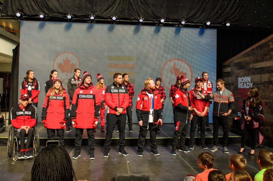 VE171003-0313 Marie-Michèle Gagnon, Brendan Green, Marielle Thompson, Taylor Henrich, Gilmore Junio, Kelsey Serwa, Max Parrot, John Morris, Rachel Homan, Dustin Cook, Chris Klebl, John Leslie, Brian Mckeever, Graham Nishikawa et Michelle Salt lors du dévoilement de la collection d'Équipe Canada pour PyeongChang 2018, à Toronto, le 3 octobre 2017. (Photo : COC)
