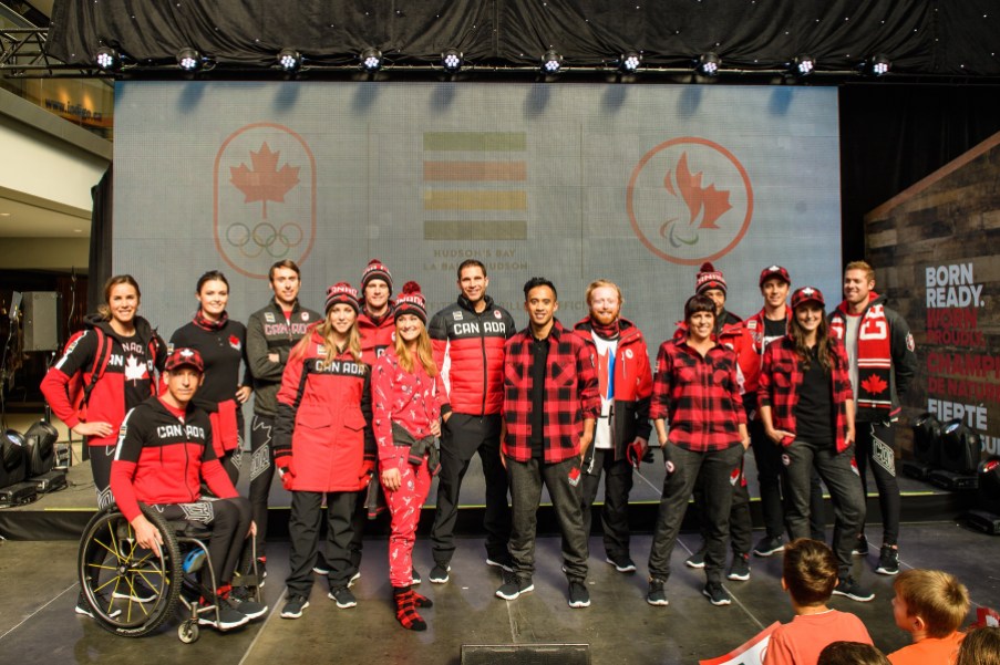 VE171003-0359 Marie-Michèle Gagnon, Brendan Green, Marielle Thompson, Taylor Henrich, Gilmore Junio, Kelsey Serwa, Max Parrot, John Morris, Rachel Homan, Dustin Cook, Chris Klebl, John Leslie, Brian Mckeever, Graham Nishikawa et Michelle Salt lors du dévoilement de la collection d'Équipe Canada pour PyeongChang 2018, à Toronto, le 3 octobre 2017. (Photo : COC)