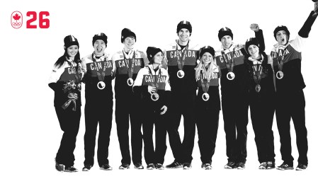 Une épreuve par équipes de patinage artistique a fait ses débuts à Sotchi 2014, et il est rapidement devenu évident qu’Équipe Canada était, effectivement, une équipe, quand les patineurs canadiens ont attendu avec Patrick Chan les résultats de sa performance et que la médaille d’argent de l’équipe a été célébrée avec un câlin de groupe. SOYEZ SOLIDAIRES.