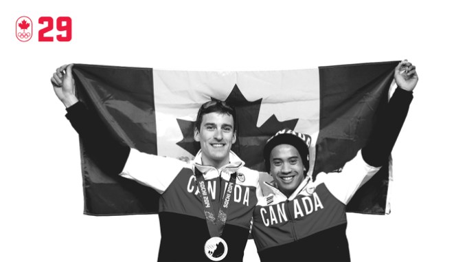 100 COUNTDOWN 29 HOR Quand Denny Morrison a chuté au 1000 m pendant les Essais olympiques, il semblait évident qu’il ne courrait pas sa distance fétiche à Sotchi 2014. Mais Gilmore Junio avait d’autres plans. Ayant déjà brillé dans l’année, Junio a laissé sa place au 1000 m à son ami, une décision qui s’est révélée payante quand Morrison a gagné l’argent - une victoire qu’ils ont célébrée ensemble. SOYEZ SOLIDAIRES.
