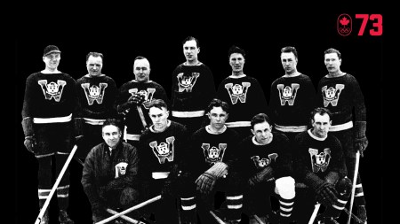 Le premier membre des premières nations à participer aux Jeux olympiques d’hiver, Kenneth Moore a commencé à jouer au hockey après le décès tragique de ses frères ainés dans les pensionnats. Membre de la première nation Peepeekisis, il a joué une partie à Lake Placid 1932, marquant un but pour les Winnipegs quand ils ont gagné la quatrième médaille d’or d’affilée pour le Canada en hockey. SOIS INCLUSIF