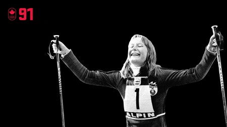 À seulement 18 ans, Kathy Kreiner compétitionnait à ses deuxièmes Jeux olympiques à Innsbruck 1976 quand elle a gagné le slalom géant pour devenir la plus jeune championne de ski alpin de son époque. Elle a ainsi accompli son rêve de gagner la même épreuve olympique que Nancy Greene qui l’avait remporté 8 ans plus tôt. SOIS EXCELLENT